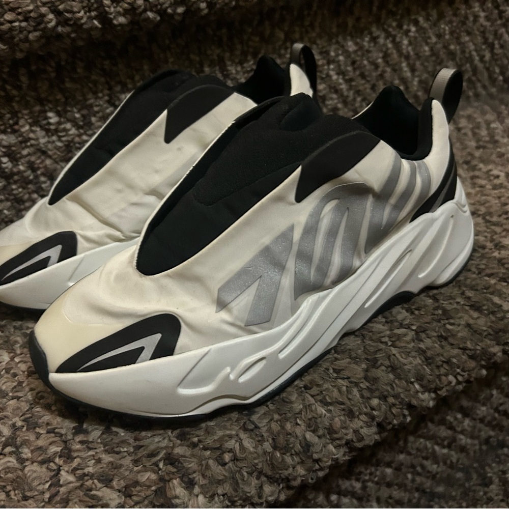YEEZYS WORN ONCE SIZE 7.